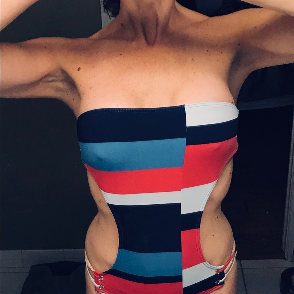 One piece bathing suit - Picture 2 of 3